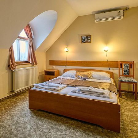 Pihenokereszt Panzio Bed and Breakfast Sopron Exteriör bild