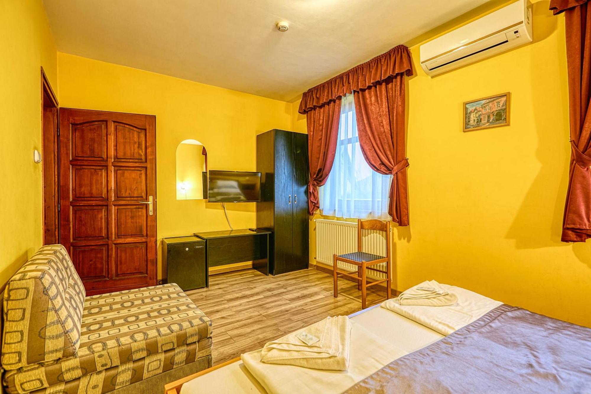 Pihenokereszt Panzio Bed and Breakfast Sopron Exteriör bild