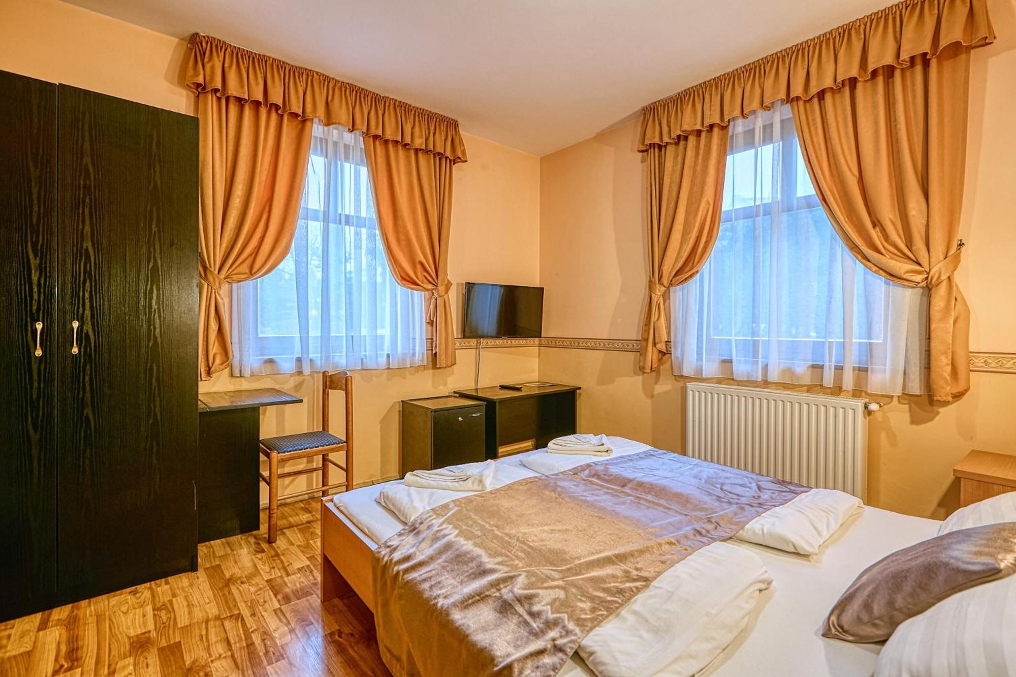 Pihenokereszt Panzio Bed and Breakfast Sopron Exteriör bild